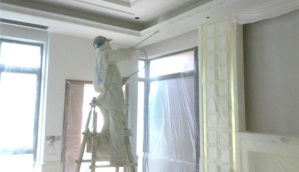 裝修施工：粉刷墻面是用滾輪粉刷還是用機器噴涂？哪種更好？